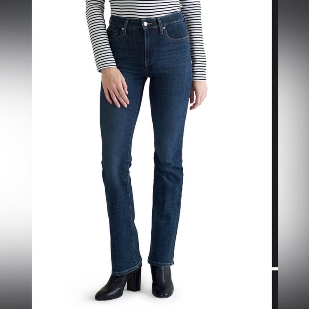 Levi’s jeans 725 high rise boot but Classic dark Blue Women's Jeans 26